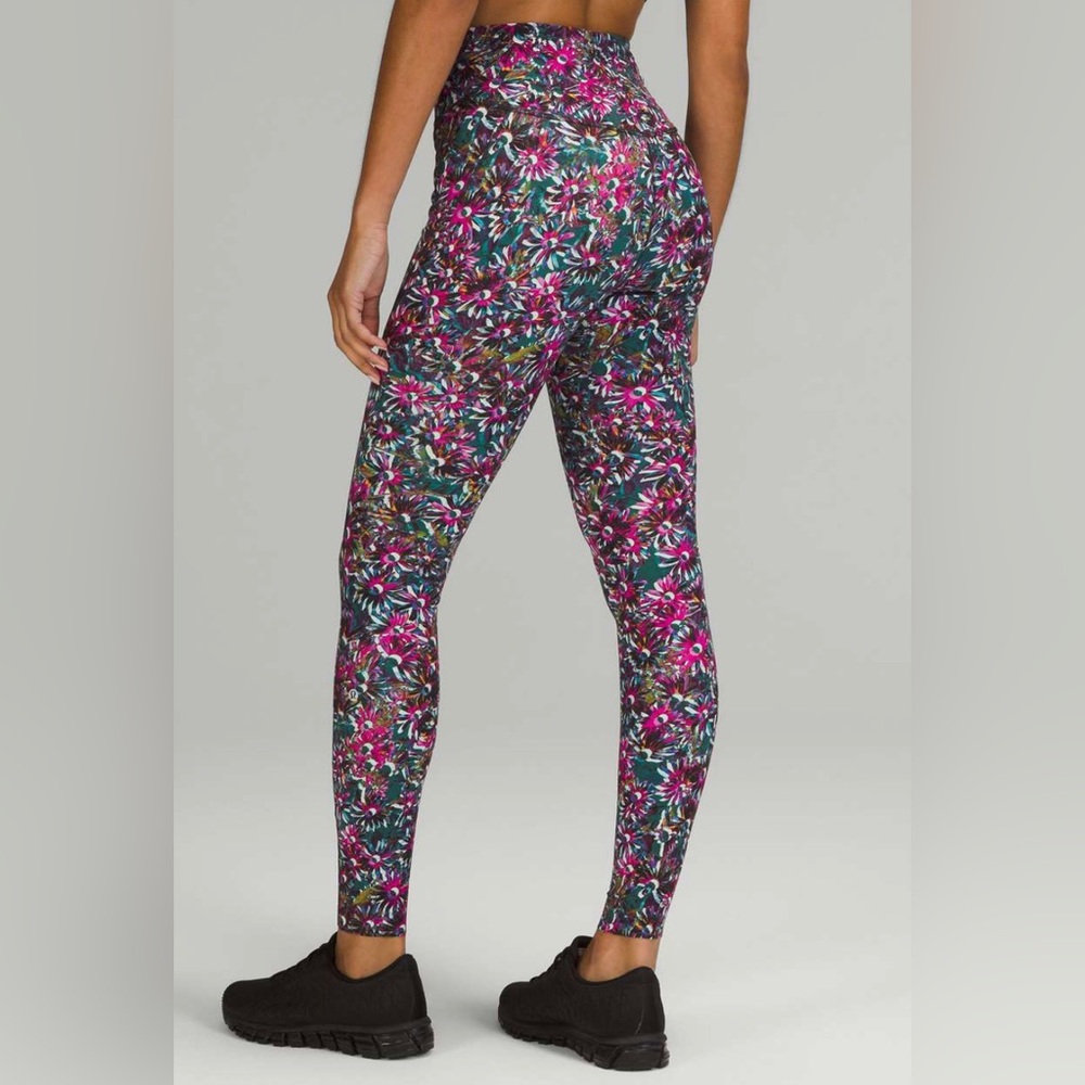 Lululemon Base Pace High-Rise Tight 28" *Brushed
Floral Electric Multi